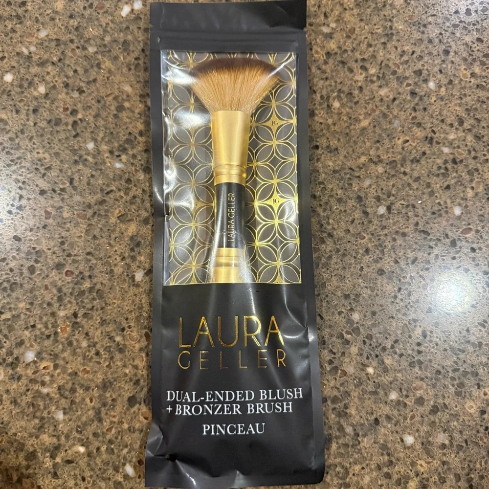 NEW Laura Geller Dual-Ended 2-in-1 Beauty Makeup Brush - Blush & Bronzer ends